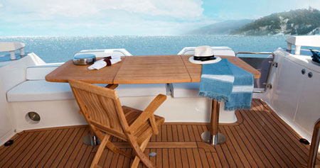 Il tavolino in teak del nuovo superyacht Aicon Yachts 58 Fly