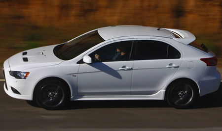 Mitsubishi lancer Ralliart Sportback nella versione bianca