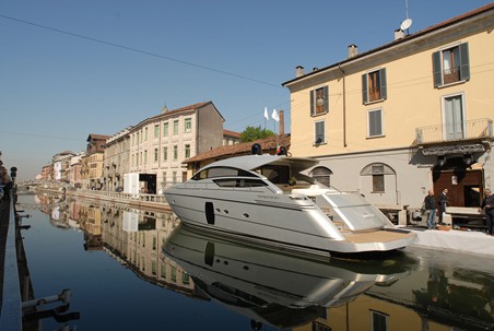 yacht pershing-64 ormeggiato sui navigli a milano - vista retro