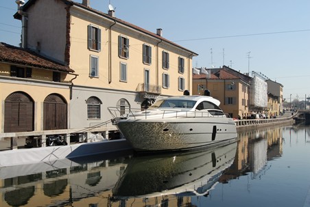 yacht pershing-64 ormeggiato sui navigli a milano