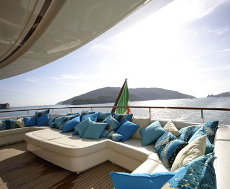 la terrazza del nuovo crn hana, uno degli yacht che più hanno impressionato al salone di genova