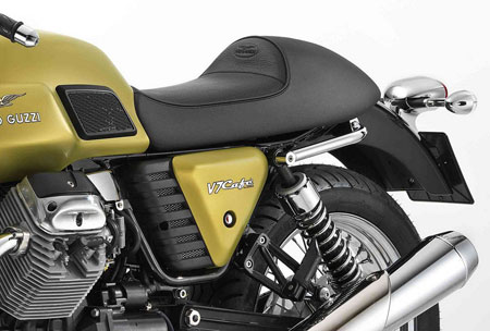 Moto Guzzi v7 Cafè Classic, particolare del sellino e delle sospensioni