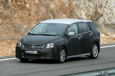 Toyota Auris Verso le foto spia dell’anello mancante.