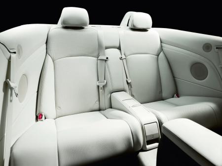 gli interni in pelle bianca della nuova Lexus Is 250c al salone delle\'auto di  Parigi 2008