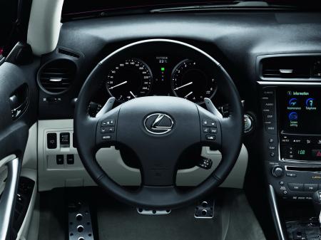 Immagine del quadrante e del volante della nuova Lexus Is 250c al salone delle\'auto di  Parigi 2008