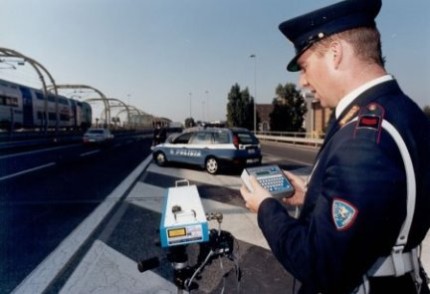 poliziotti che usano l'autovelox
