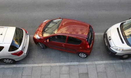 Peugeot 107 restyling mentre parcheggia