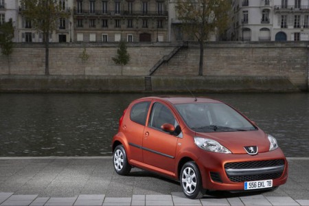 Peugeot 107 sulle rive della Senna a Parigi