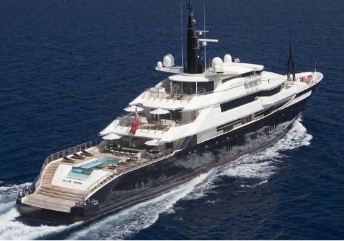 Alfa Nero, il mega yacht con spiaggetta privata 