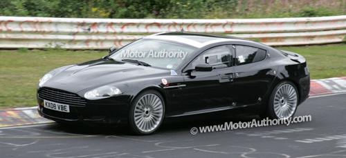 La nuova Aston Martin Rapide durante un test drive 