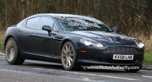 La nuova Aston Martin Rapide fotografata durante un test drive