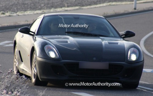 Foto spia di una piccola Ferrari in test. Sarà la nuova Dino?