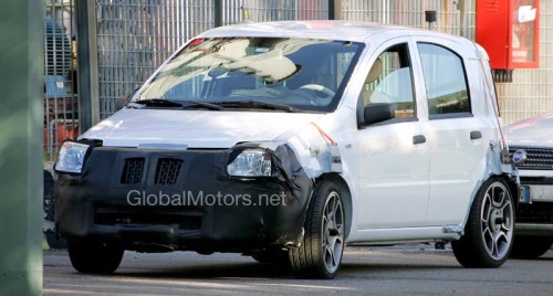 Foto Spia: Lancia Ypsilon camuffata da Panda