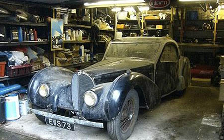 Una fortuna dimenticata nel box, una Bugatti 57S Atalante da 6 milioni di euro