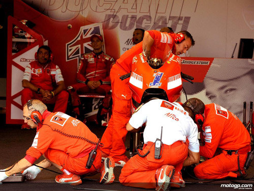 MotoGp 2009 il team Ducati mentre lavoro alla moto di Casey Stoner