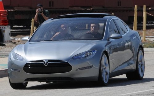 Tesla Model S: Berlina elettrica fino a sette posti