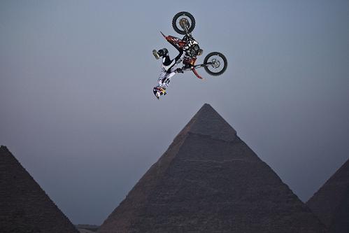 Motocross freestyle ai piedi delle piramidi