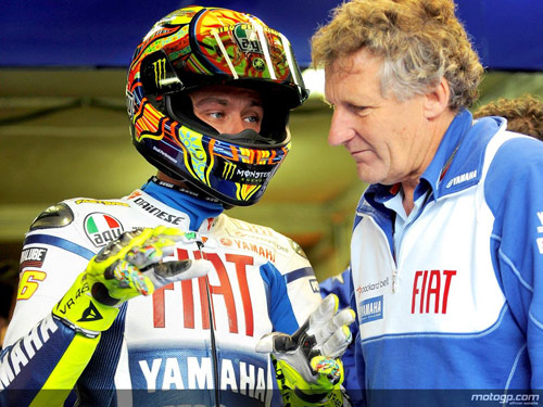 Valentino Rossi mentre discute nei box yamaha