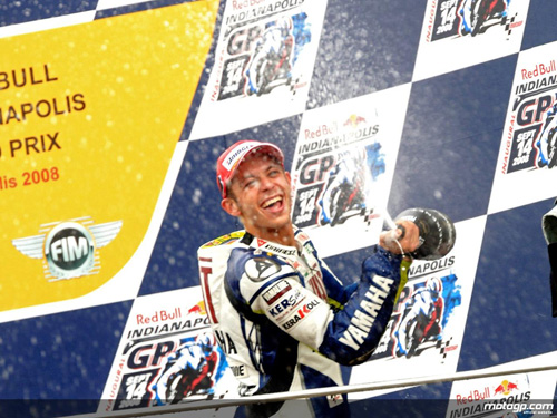 Valentino Rossi festeggia la fantastica vittoria del 2008