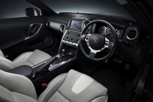 2011-Nissan-GT-R-28