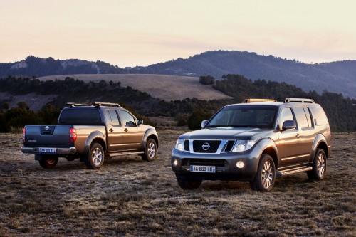 2011-Nissan-Pathfinder-Navara-12