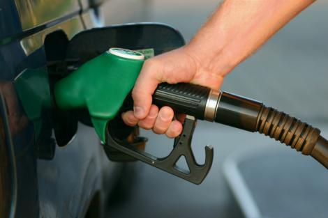 Prezzi benzina tornano a calare
