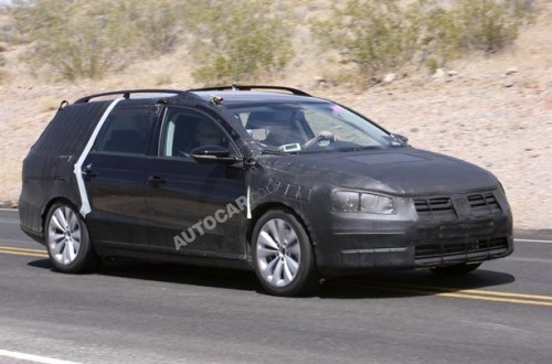 Nuova Volkswagen Passat station wagon prime foto spia