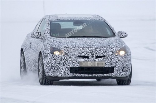 Nuova Opel Astra GTC foto spia