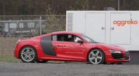 Audi R8 e-tron prime foto spia