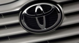 Toyota-Avensis_2003_logo