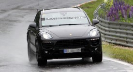 Nuova Porsche Macan foto spia anche degli interni