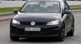 Nuova Volkswagen Golf R spiata senza camuffature