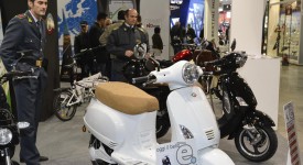 eicma_salone_moto_cloni_vespa_sequestrati_03