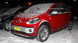 Spiata sotto la neve la Volkswagen Cross up!