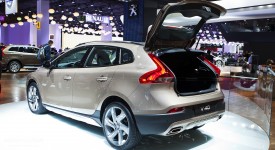 paris-2012-volvo-v40-cross-country-live-photos_10