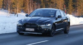 Jaguar XS spiata su strada