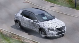 Mercedes Benz GLA nuove foto spia con meno camuffature
