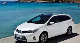 Toyota-Auris_Touring_Sports_2013_800x600_wallpaper_01