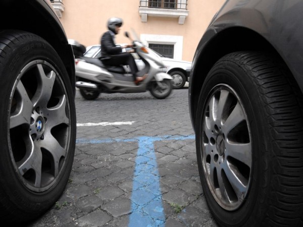 parcheggio-strisce-blu