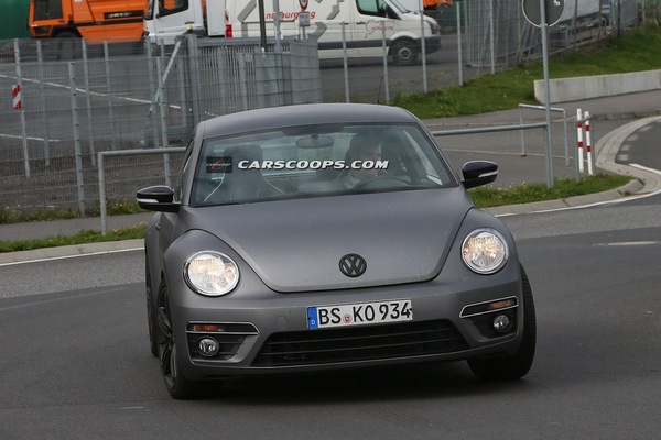 Volkswagen Beetle R spiata su strada