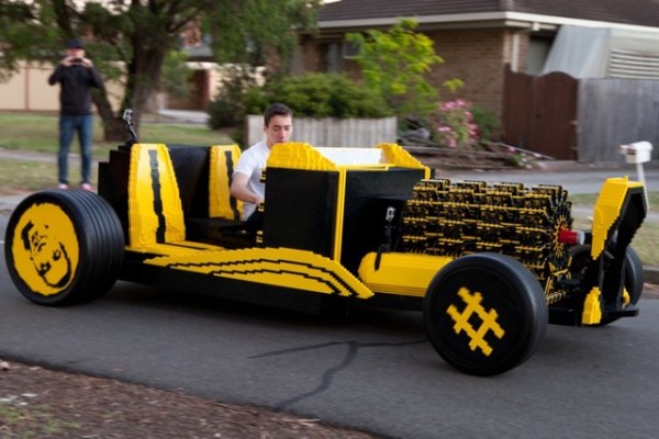 La macchina di lego con motore ad aria Costruire un auto